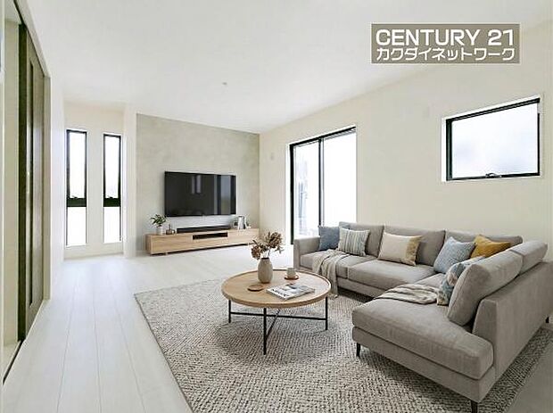 窓から差し込む陽光がリビングでくつろぐ家族を暖かく包み込みます。※家具はイメージです。