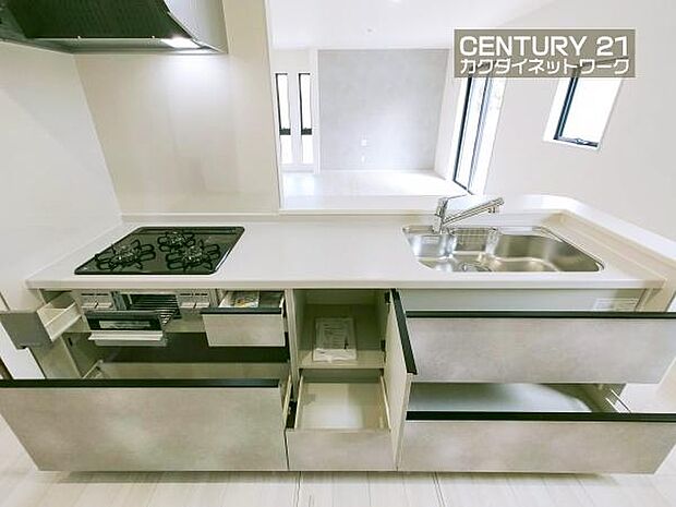 収納豊富なキッチンで、料理道具もきれいに収納。