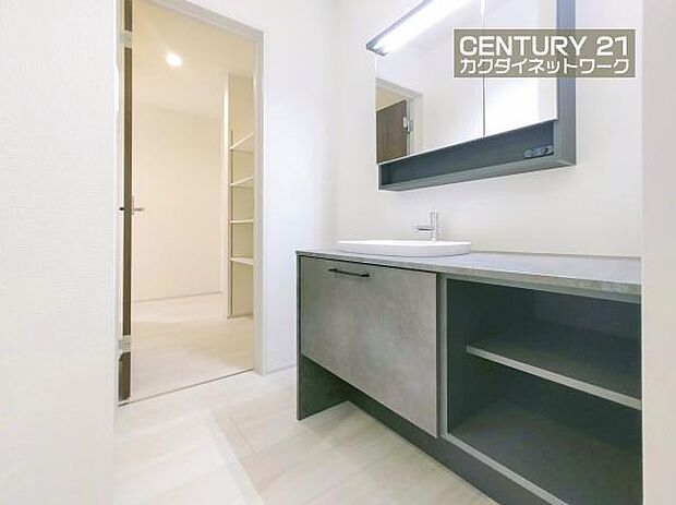 忙しい朝でも収納豊富な洗面台で効率良く身支度ができます。