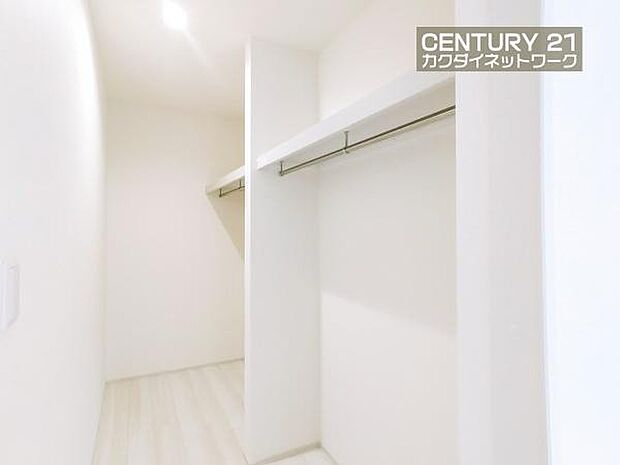 あると便利なウォークインクローゼット。季節や用途に分けてお使いいただけます。洋服をたくさんお持ちでも、しっかりと収納していただけます。バッグや帽子などの小物も収納できます。