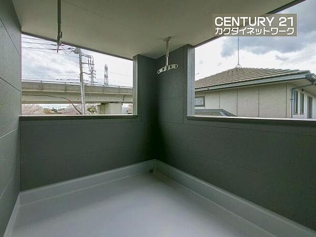 屋根付きのバルコニーで急な雨で洗濯物が濡れてしまう心配もありません。