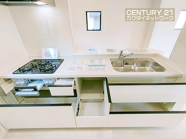 収納豊富なキッチンで、料理道具もきれいに収納。