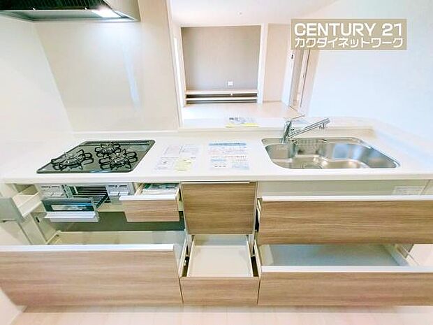 収納豊富なキッチンで、料理道具もきれいに収納。