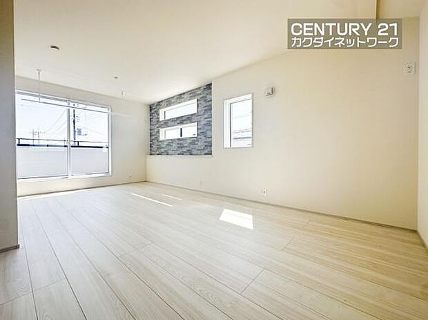 窓から差し込む陽光がリビングでくつろぐ家族を暖かく包み込みます。