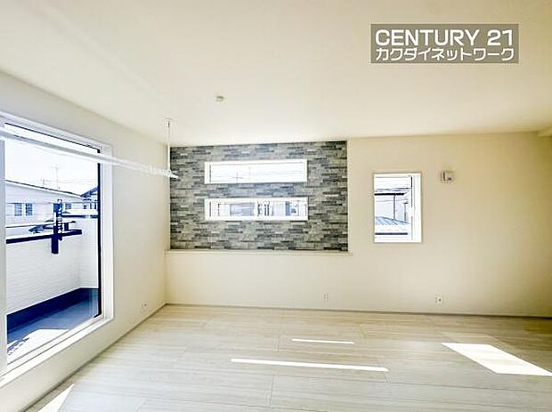 窓から注がれる陽光で明るい空間。