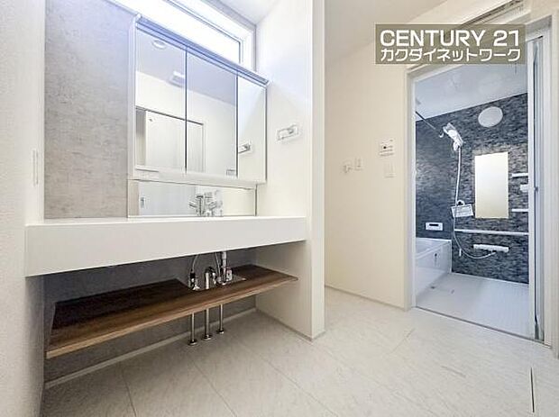 忙しい朝でも収納豊富な洗面台で効率良く身支度ができます。