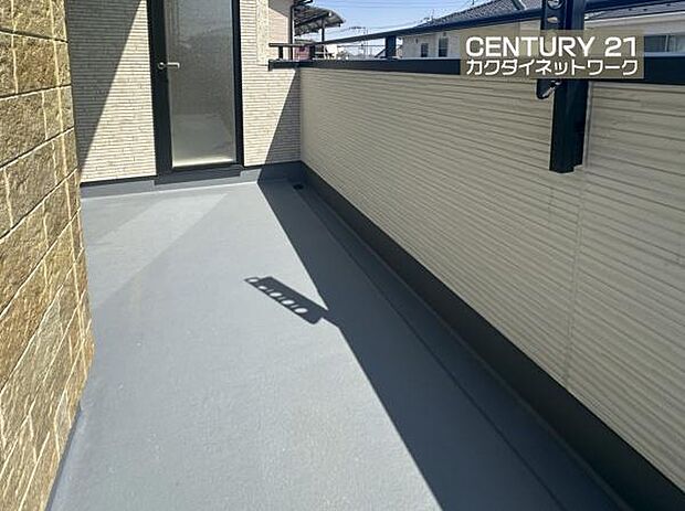 多くの陽光が降り注ぎ、室内に陽だまりを生み出してくれます。