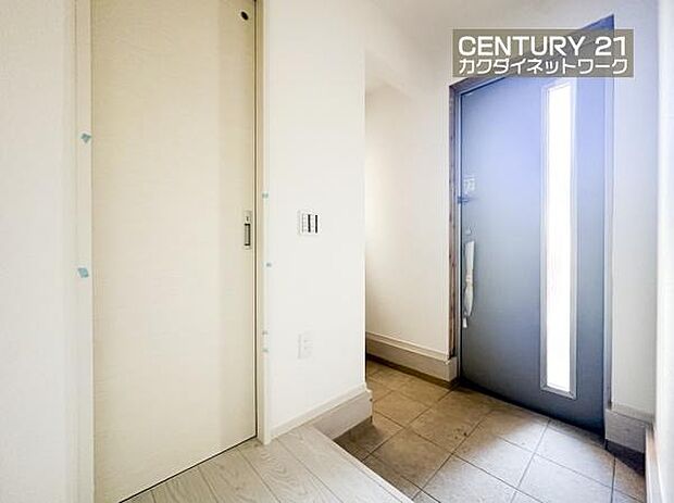 シューズインクローゼット完備。靴以外にも傘やコートを収納する事ができ、玄関をきれいにお使いいただけます。