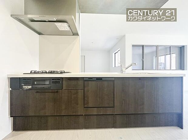 収納豊富なキッチンで、料理道具もきれいに収納。