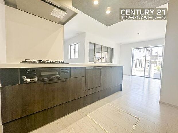 お食事の準備をしながら家族との会話が楽しめる対面キッチン。