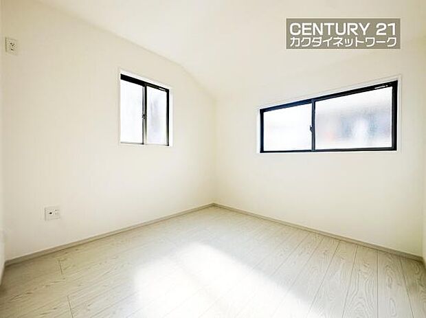 窓が2つあるだけで明るい印象です！