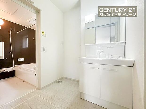 忙しい朝でも収納豊富な洗面台で効率良く身支度ができます。