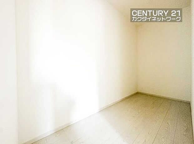 あると便利なウォークインクローゼット。季節や用途に分けてお使いいただけます。洋服をたくさんお持ちでも、しっかりと収納していただけます。バッグや帽子などの小物も収納できます。