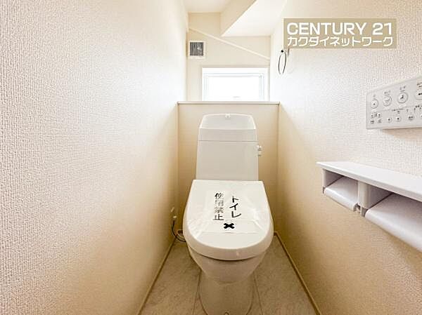 トイレにも収納スペースがあり、トイレットペーパーなどを収納できます。