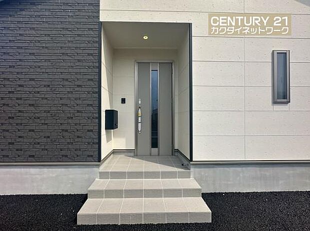 外観に合わせたオシャレな玄関。