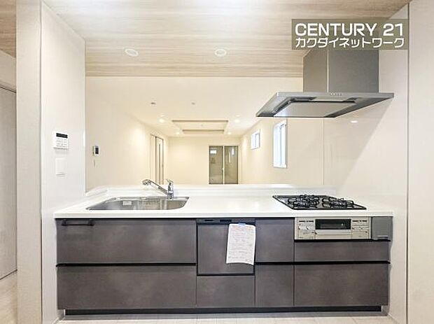 収納豊富なキッチンで、料理道具もきれいに収納。