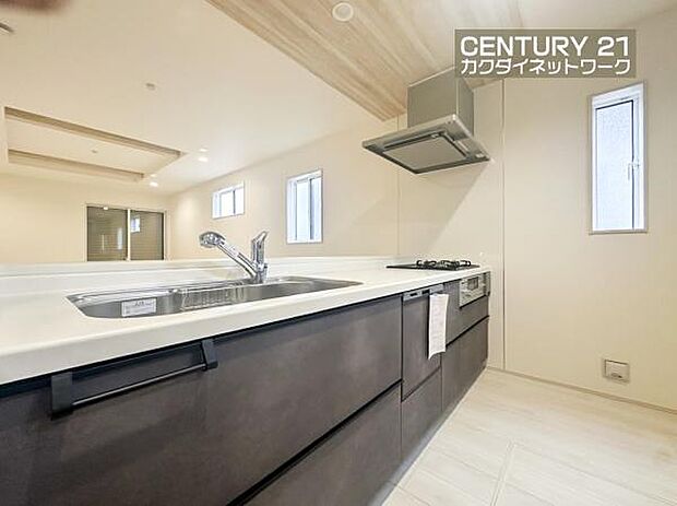 お食事の準備をしながら家族との会話が楽しめる対面キッチン。