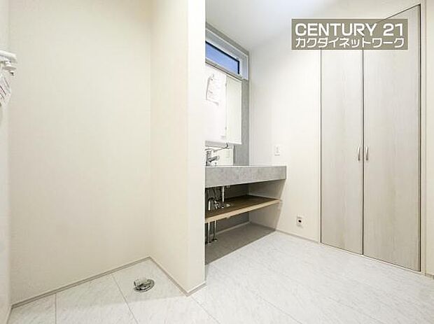 忙しい朝でも収納豊富な洗面台で効率良く身支度ができます。