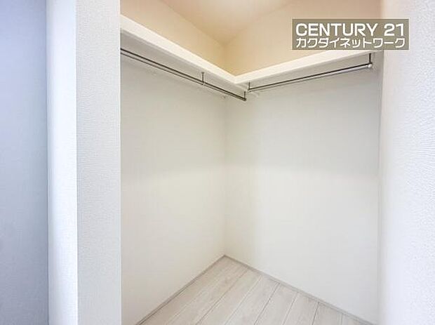 あると便利なウォークインクローゼット。季節や用途に分けてお使いいただけます。洋服をたくさんお持ちでも、しっかりと収納していただけます。バッグや帽子などの小物も収納できます。