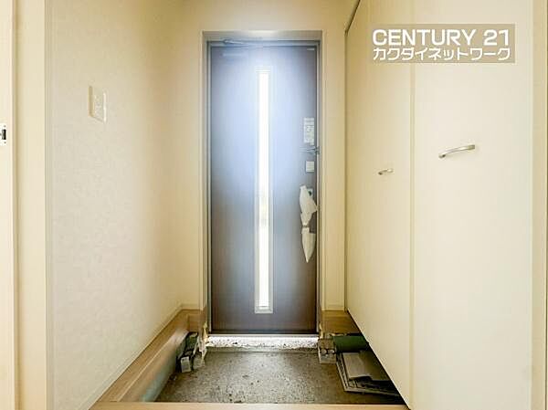 高さ調整できる可動棚完備。靴以外にも傘やコートを収納する事ができ、玄関をきれいにお使いいただけます。