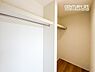 収納：あると便利なウォークインクローゼット。季節や用途に分けてお使いいただけます。洋服をたくさんお持ちでも、しっかりと収納していただけます。バッグや帽子などの小物も収納できます。