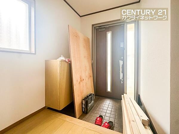 明るい陽射しが差し込む玄関で家族やお客様をお出迎え！