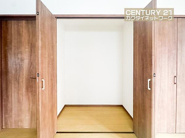 洋服や本を収納できるので、お部屋をすっきり広々と使うことができます。