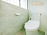 トイレ：トイレにも収納スペースがあり、扉が付いているのでトイレットペーターなどを収納できます。