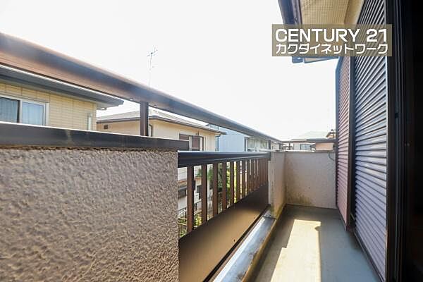 多くの陽光が降り注ぎ、室内に陽だまりを生み出してくれます。