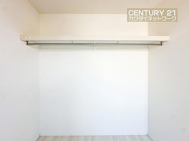 あると便利なウォークインクローゼット。季節や用途に分けてお使いいただけます。洋服をたくさんお持ちでも、しっかりと収納していただけます。バッグや帽子などの小物も収納できます。
