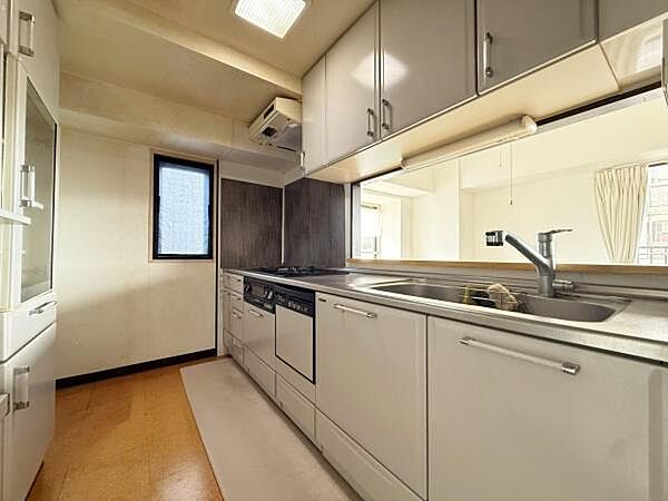 収納豊富なキッチンで、料理道具もきれいに収納。