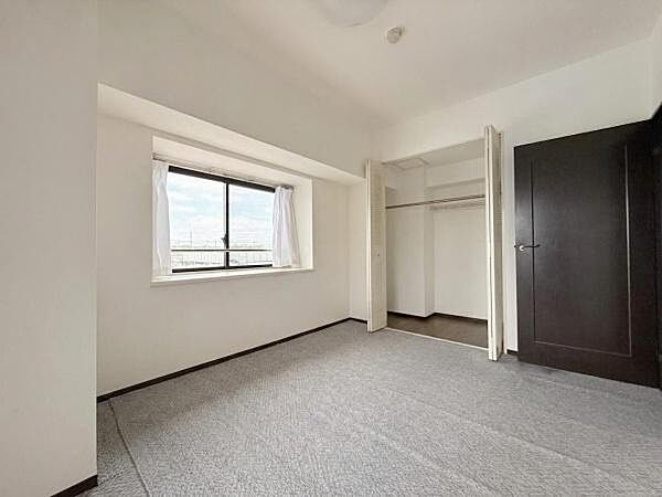 風通しもよいお部屋なので天気の良い日は是非窓を開けて空気の入替をしてみるのはいかがでしょうか。