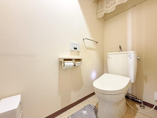 トイレにも収納スペースがあり、トイレットペーパーなどを収納できます。