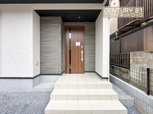 外観に合わせたオシャレな玄関。