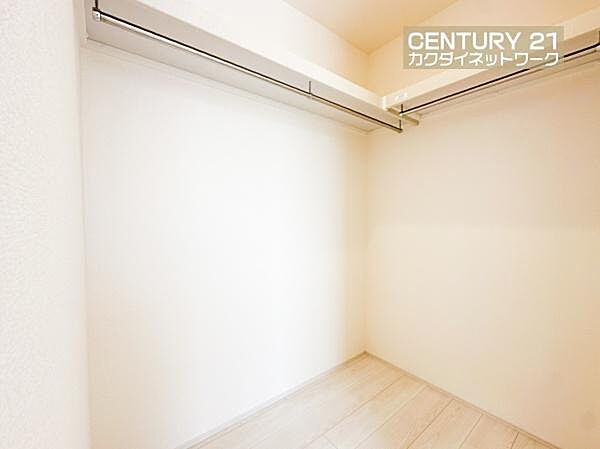 あると便利なウォークインクローゼット。季節や用途に分けてお使いいただけます。洋服をたくさんお持ちでも、しっかりと収納していただけます。バッグや帽子などの小物も収納できます。