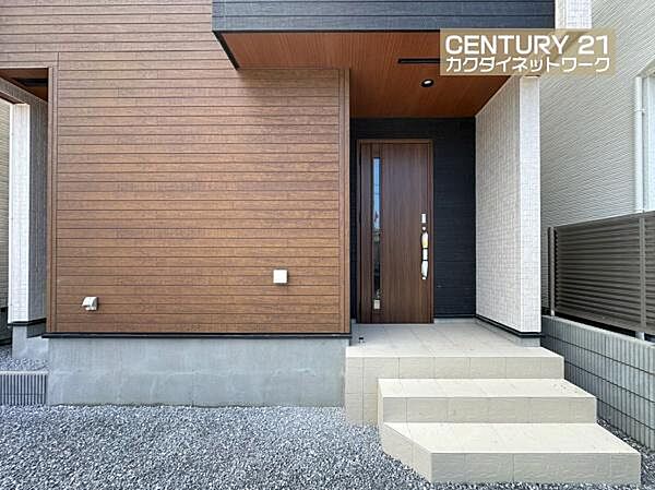 外観に合わせたオシャレな玄関。