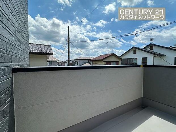 多くの陽光が降り注ぎ、室内に陽だまりを生み出してくれます。