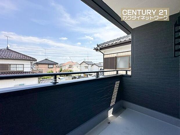 屋根付きのバルコニーで急な雨で洗濯物が濡れてしまう心配もありません。