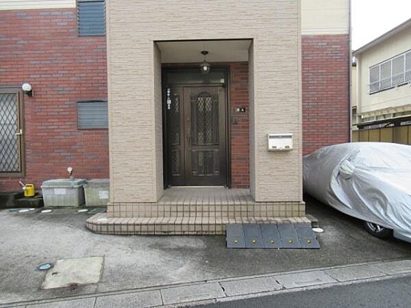 玄関へのアプローチ。