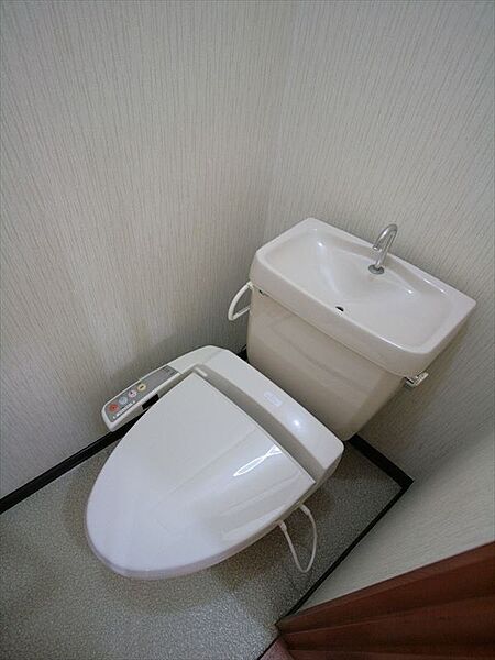 トイレ：トイレには快適な温水洗浄便座付