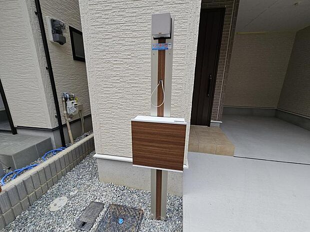 マルチ機能付き門柱（ポスト、TVモニターホン、ネームプレート、門灯）