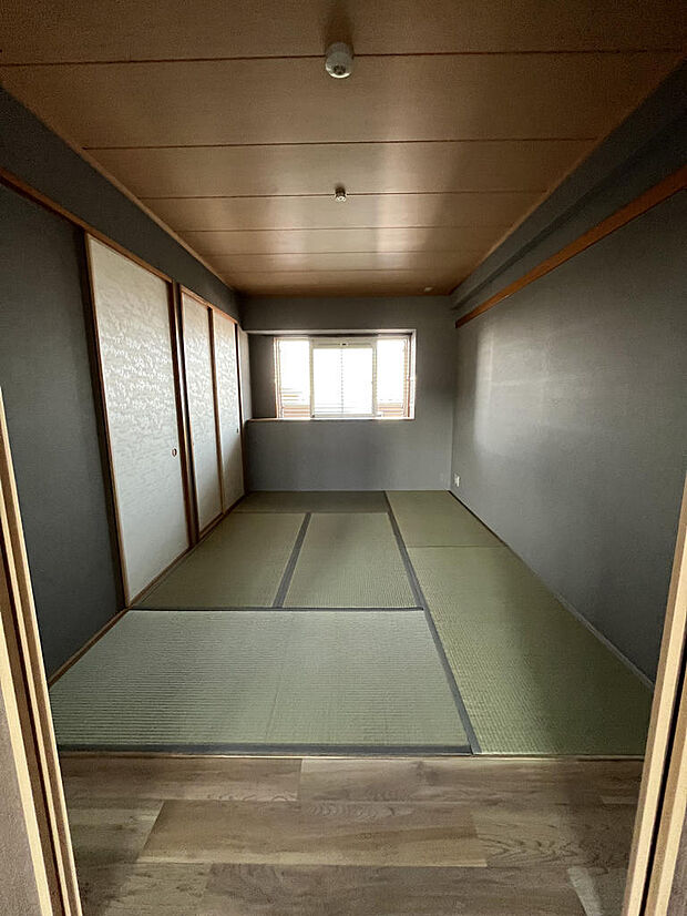 【和室】6畳と広々とした和室には畳の香りが広がります。押入もございますので、収納も心配なし！