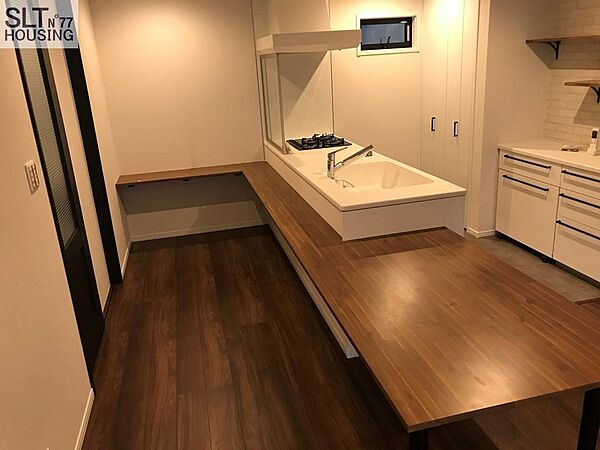 【キッチン】カウンターテーブルを造りつけて一体感を演出。ホームパーティーだ～　