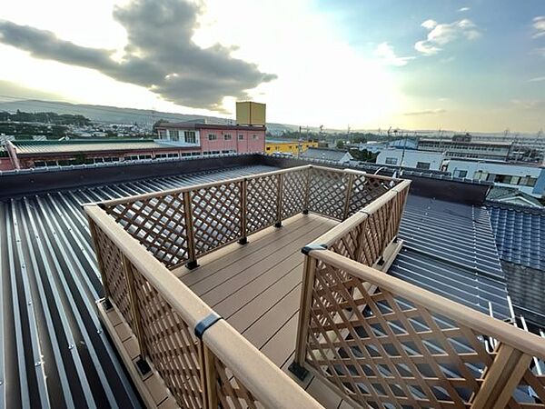 屋上のテラス部分です。爽やかな風が通ります。