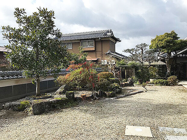 【日本庭園】四季折々の表情が楽しめる広々とした日本庭園。和庭ならではの季節感と美しさを、縁側から一望できます。風情ある空間で、趣味の時間を過ごしたり、外気浴したりと、おうち時間も満喫できそうです。