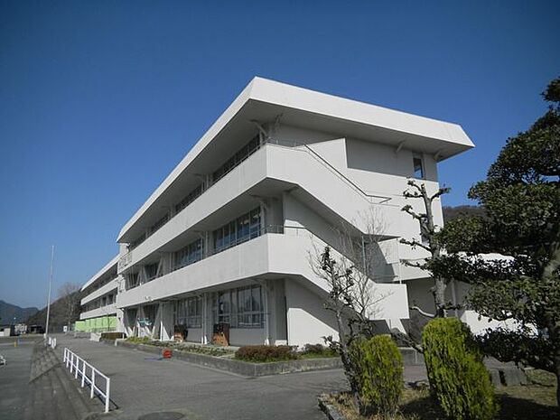 尾崎小学校 919m