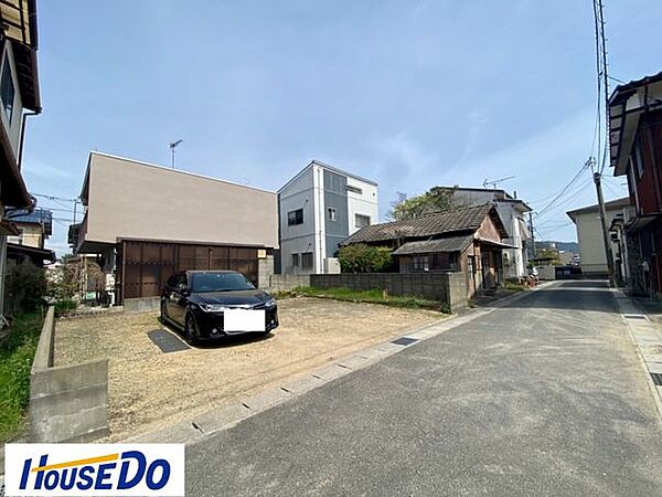 向かいの土地（売買対象）の写真です。