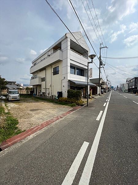 前面道路広々で安心！らくらく駐車！