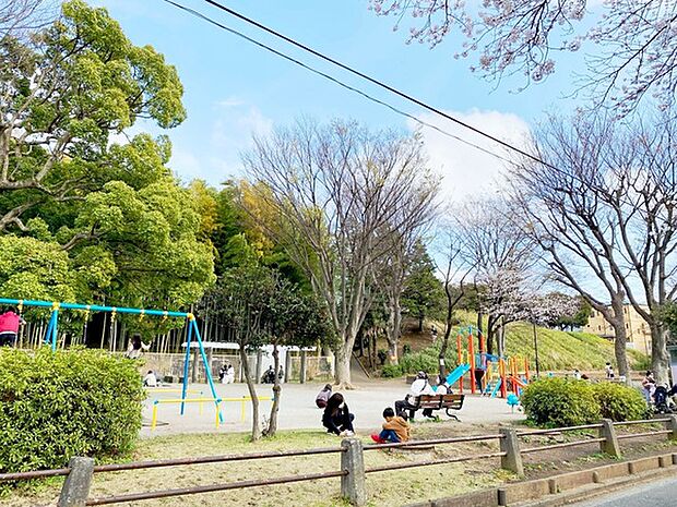円行公園まで350m、子供たち向けの遊具と梅林や桜の小道がある、憩いの公園