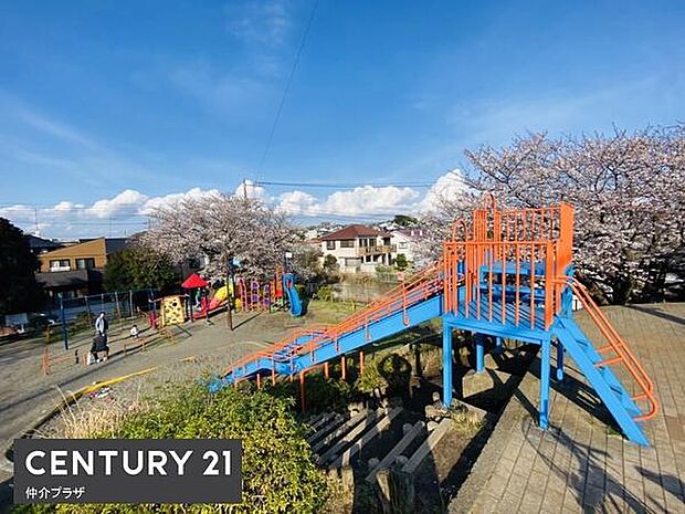大鋸丸山公園まで1125m、長〜いすべり台が魅力的！カラフル遊具に木の遊具があります。幼児から小学生まで楽しめる公園です。